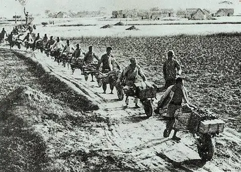 1942年，新四军运输队遭遇大量日军，团长马长炎命令：爆破队上