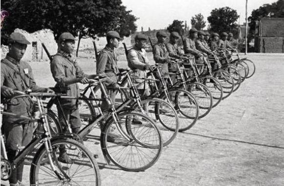 八路军缴获大量自行车，伪军想要交换，战士们说：先拿八千发子弹