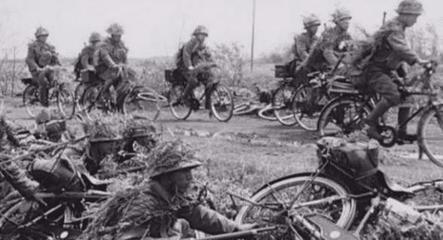 八路军缴获大量自行车，伪军想要交换，战士们说：先拿八千发子弹