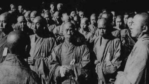 日军包围隆昌寺，索要新四军伤员，方丈指向大钟，日本人立刻下跪