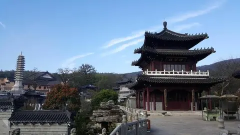 日军包围隆昌寺，索要新四军伤员，方丈指向大钟，日本人立刻下跪