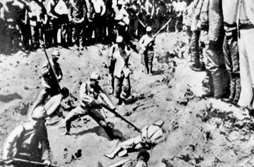 日军包围隆昌寺，索要新四军伤员，方丈指向大钟，日本人立刻下跪