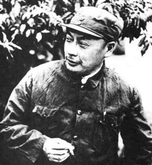 1945年，敌税统局长找到新四军将领张云逸，说：我带来一百根金条