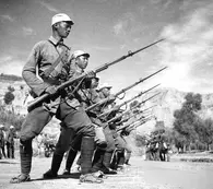 1940年，八路军侦察排长遭遇“同志”，看一眼后断定：敌人假扮的