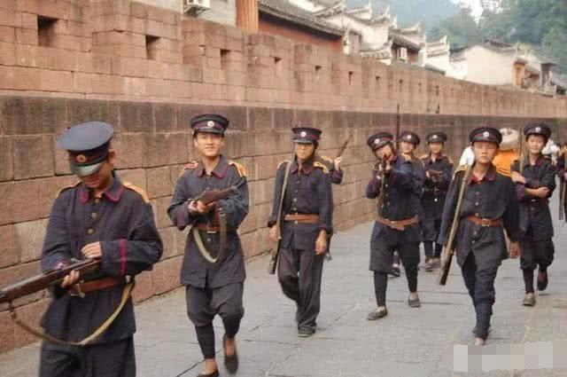 解放军南下的首场硬仗：女戏子穿肚兜调戏战士，我军怒炸敌人城墙