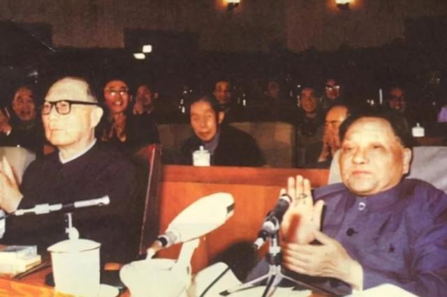 1953年，前清知府给毛主席送寿礼，邓小平说：他的礼物必须收