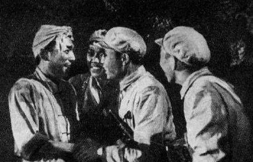 1944年，新四军侦察员被捕，伪军一边用刑一边说：挺住了，别暴露