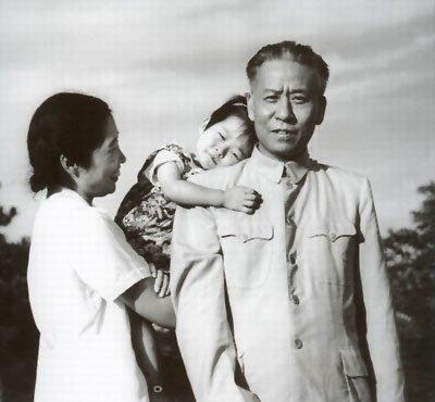 王光美晚年讲出实情：当选国家主席之后，刘少奇为何没有笑容？