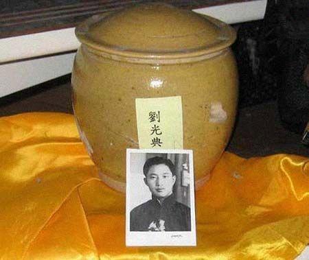 1986年，一位地下党员从台湾带回一张名单，解开了尘封40年的谜团
