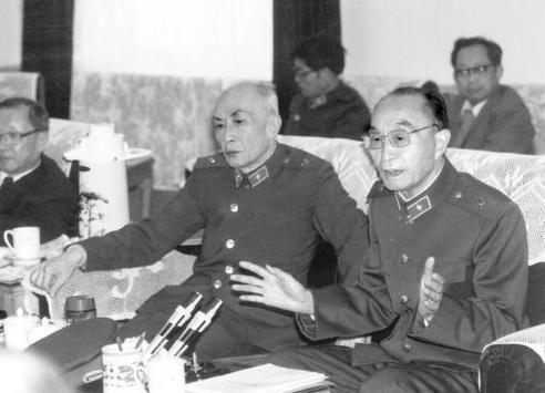 1964年，张爱萍开会时中途离场，周总理伸手拦住：看下你衣服口袋