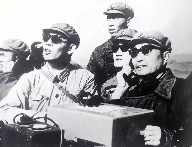 1964年，张爱萍开会时中途离场，周总理伸手拦住：看下你衣服口袋