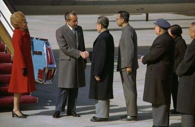 尼克松访华，问毛主席如何称呼蒋介石，周总理说：我们关系很长久