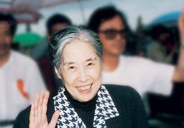 2004年，王光美请李讷赴宴，席间拉着她的手说：以后别断了联系