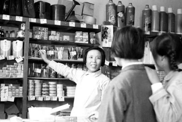 1952年，王树声大将视察商店，对一售货员说：我认得你，你是叛徒