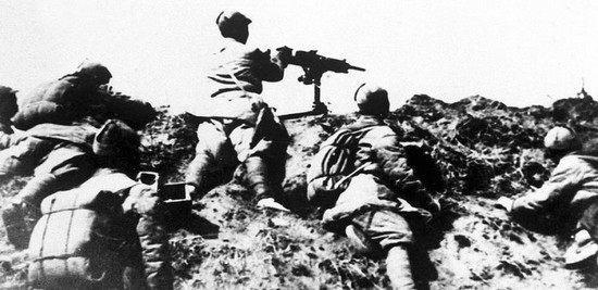 八路军战士独守阵地，遭遇两百日军；关键时刻，他连开两枪脱困