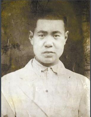 1939年，八路军队长缴获一件大衣，杨成武立刻判断：这回有大鱼