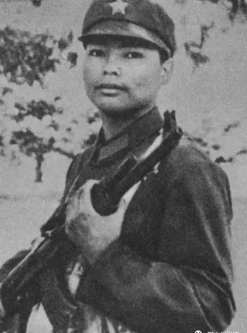 英雄陈洪远在山洞中发现电台，他扔出手雷，捣毁越军指挥部