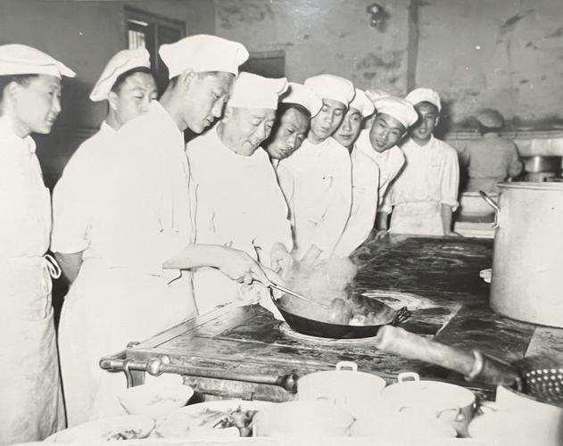1938年，长沙城为抗日燃起冲天大火，当地名厨用炒勺保住一方平安