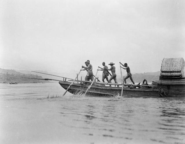 1942年，十几名日军逼中国船工摆渡，船工：该给中国军人报仇了