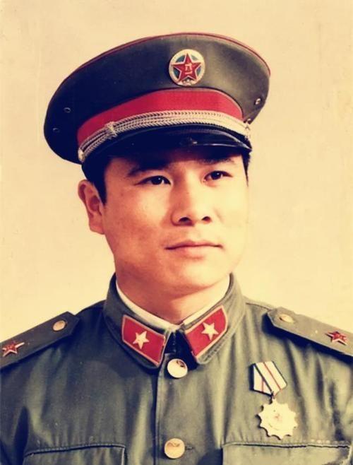 1979年，英雄黄招强发现陌生面孔，他询问口令，结果救下一队伤员
