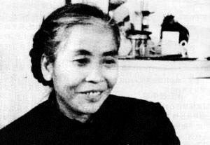 1979年，贺子珍参观毛主席纪念堂，突然要去抚摸水晶棺