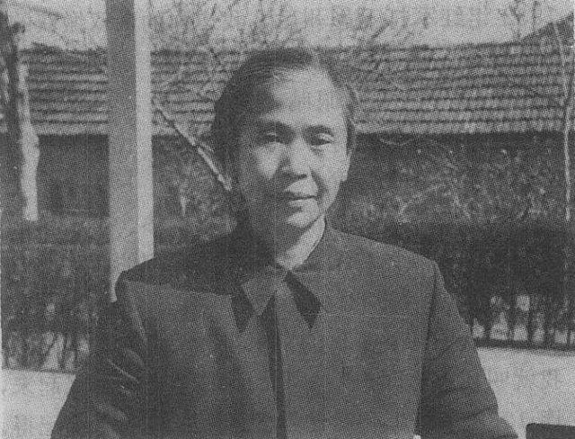 1979年，贺子珍参观毛主席纪念堂，突然要去抚摸水晶棺