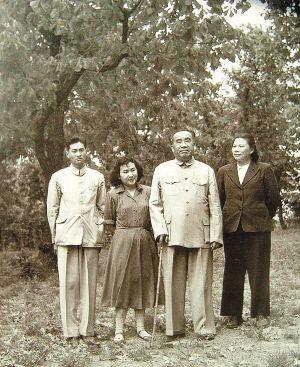 1953年，朱德之女朱敏历尽磨难回到北京，朱德说：你去住学校宿舍