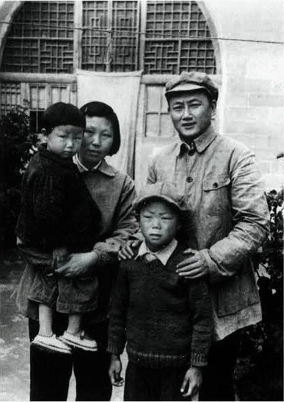 1953年，贺子珍认为自己找到了毛岸红，毛主席却说：交给人民抚养