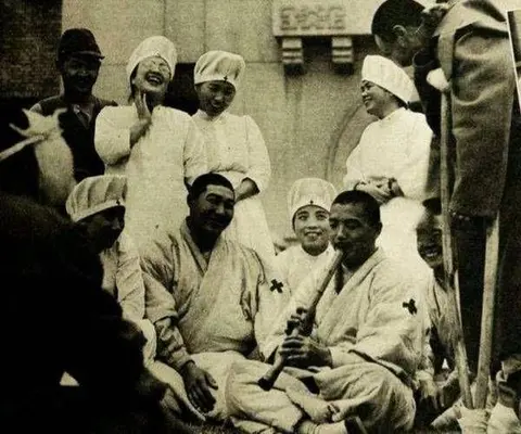 1940年，伪村长将八路军伤员送入日本医院，伤员痊愈后继续战斗