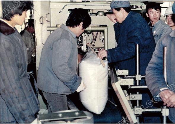1984年，杨振宁反对发展电子对撞机，邓小平：中国必须发展高科技