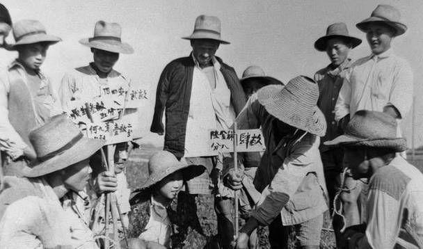 1941年，新四军队在寺庙养伤，女护士夜半前来，说：赶紧跟我撤退