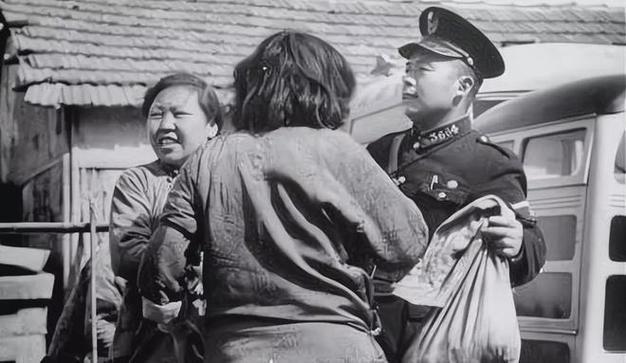 1928年，王树声被一老人所救，他藏好后，老人大喊：王树声在这里