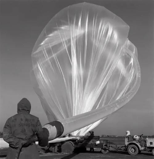 1974年，华北地区上空飘来美国间谍气球，空军受命：坚决击落它