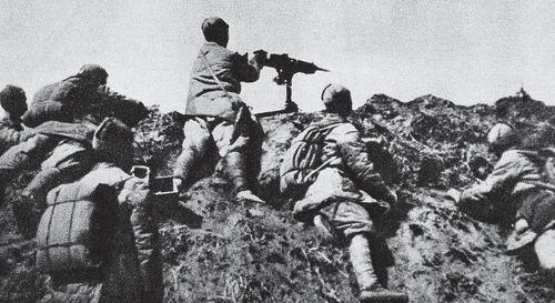 1939年，八路军某团被日军包围，神秘老汉说：我带你们从山顶脱险