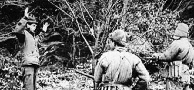 1952年，志愿军抓获敌人间谍，小战士报告：他的胸部有东西乱动