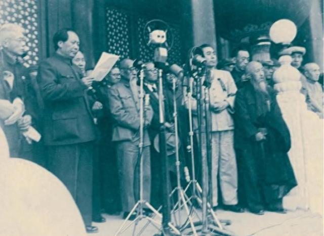 1949年，开国大典准备就绪，毛主席却亲自下令：别让任弼时参加！